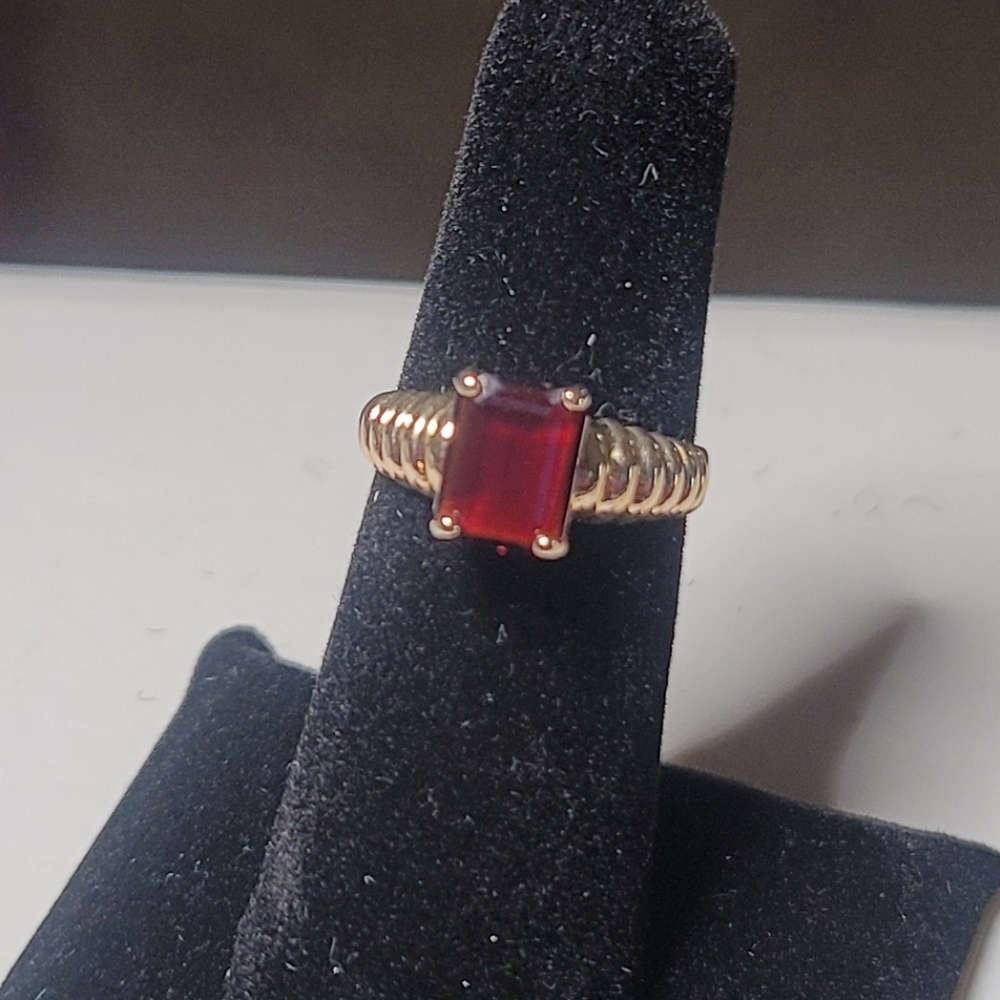Elegant Gold and Garnet Ring 14k